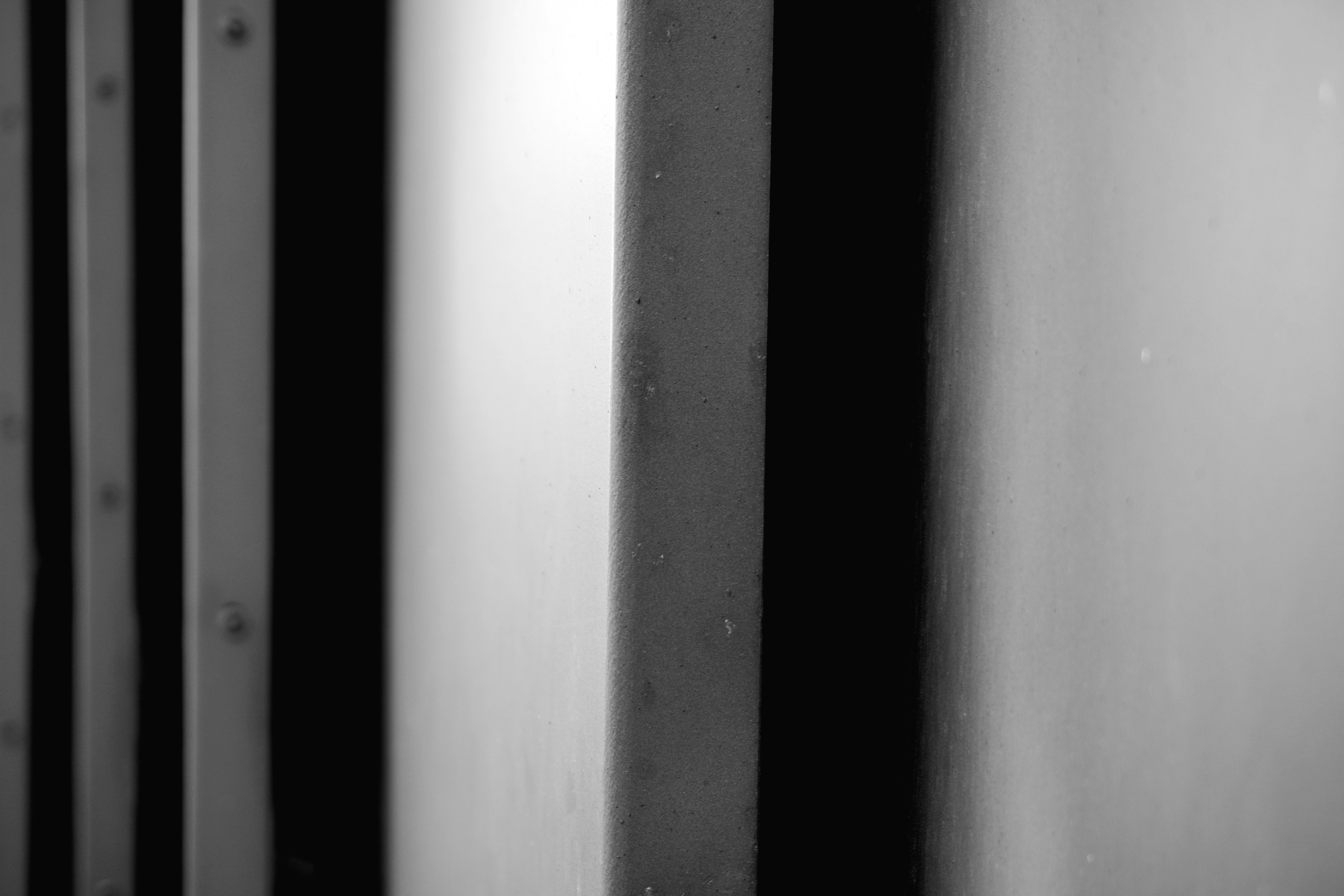 垂直線給人帶點莊嚴的感覺。圖中其實是一面有造型的牆，我貼近牆面，透過縫隙偷窺著裡面的世界。